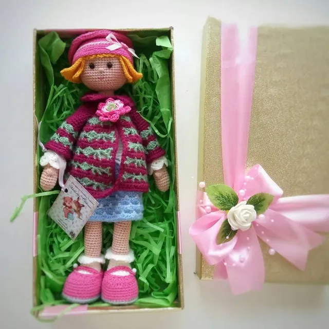 Красиво оформлять подарки - это обязательно ? 
Кто-то  считает, что главное в подарке -сам подарок. Поэтому, чего мудрить. Любой пакет взял, подарок в него положил. И всё . Вручай. 
А кто-то, такие  как я 😁, любят заморочиться по полной. Всякие там коробочки, ленточки, бантики и пр. 
Ну, согласитесь,  что эффектная упаковка , как красивая сервировка стола 😉. Даже скромное подношение в эффектном оформлении будет выглядеть дорого и солидно . 
А как приятно наблюдать сцену , когда вы вручаете такой подарок. Одариваемый изумлён , глаза его светятся от счастья, на губах улыбка. А вы стоите , и ощущаете себя волшебником. Или феей 😊. Прочуствовали?😉😊 На фото моя кукла. Она вчера в таком оформлении была вручена новой хозяйке . Кукла и хозяйка друг другу понравились 😊.
#amigurumi_toys#la_toys_#вязаные_игрушки_ #вязаные_куклы