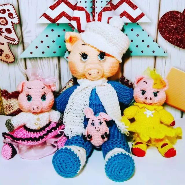 Глазки-пуговки, крючок,
Носик – мягкий пятачок.
#новыйгод #символгода #свинка #поросенок #хрюша #игрушки #игрушкиручнойработы #игрушкикрючком #вязание #вязаниекрючком #подарки #подаркидетям #ручнаяработа #амигуруми #амигурумисвоимируками #амигурумикрючком #amigurumi #handmade