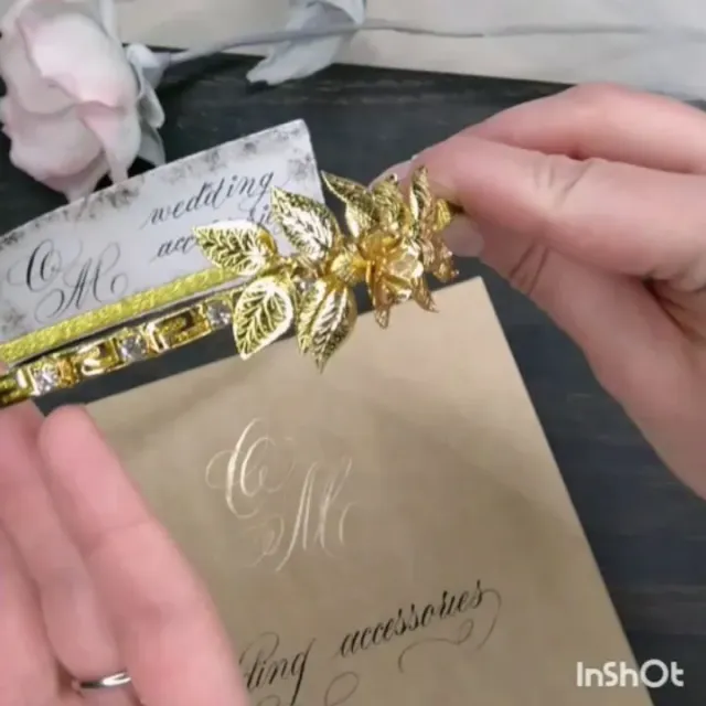 Ура весна!!! ... Такой солнечный ободочек есть в наличии.

The gold hair band with metal flowers and leaves. You can use it as a band on your hair or as adornment on your forehead.

Цена - 500 грн

#свадебныйгребеньвприческу #свадебныеукрашения #свадьбаодесса #свадьба2020 #ободоквприческу #обручдляволосся #обручручнойработы #украшениявприческуневесты #украшениянасвадьбу #украшениянавыпускной #weddingaccesories #weddinghairband #bridaltiara
