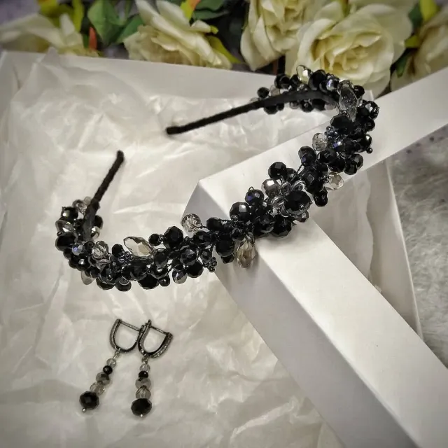 Этот комплект будет прекрасным дополнением к Вашему наряду на праздник.
🌸В наличии
🏵️Фурнитура LUX
🌺цена комплекта 700 грн
#украшенияназаказ #украшенияручнойработы #украшениянавыпускной #украшениянановыйгод #украшениядляволос #обручручнойработы #серьгиручнойработы #серьгиназаказ  #handmade #handmadejewelry #handemadeearrings #olgamoshandmade