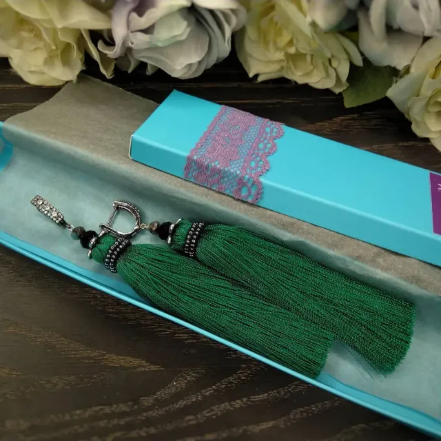 Серьги-кисти, выполненные на заказ #серьгиручнойработы #серьгикисти #серьгиназаказ #украшенияназаказ #украшенияручнойработы #украшениянавыпускной #handmadegifts #handmadejewelry #handemadeearrings #olgamoshandmade