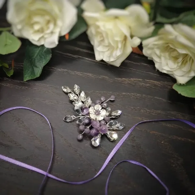 Брошь с аметистом, стразами и чешскими хрустальными бусинами 
#брошьручнойработы #брошьназаказ #брошьсаметистом #украшенияназаказ #украшенияручнойработы #украшениянавыпускной #украшениянасвадьбу #свадебныеукрашения #украшениядляневесты #handmadegifts #handmadejewelry #handmade #olgamoshandmade