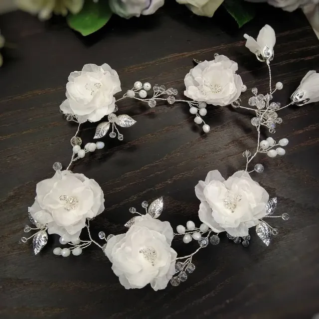 Веночек в прическу с цветами ручной работы
🌹В наличии
🌺Длина - 56 см
🌷Цветы ручной работы, чешские хрустальные бусины, посеребренная ювелирная проволока
🌻0982134393
#украшенияназаказ #украшениянавыпускной #украшенияручнойработы #украшениядляневесты #свадьба #свадебныеукрашения #украшениянасвадьбу #веночеквприческу #weddingaccesories #wedding #weddingvine #handmadegifts #handmadejewelry #handmadevine #olgamoshandmade