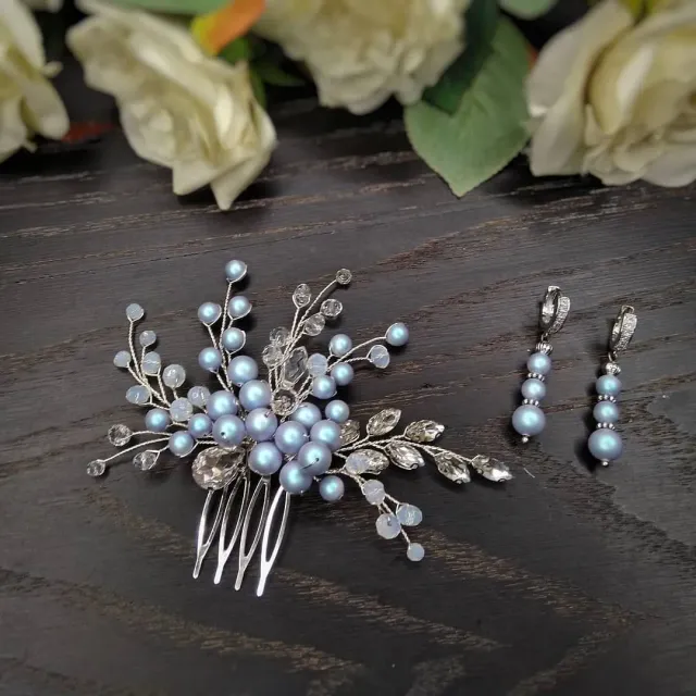 Комплект украшений с бусинами Swarovski: гребешок, серьги.
🌹В наличии
☘️Бусины Swarovski, чешские хрустальные бусины, стразы, lux фурнитура
🌷Гребень - 6-7 см, серьги - 2-2.5 см
🍀0982134394
#украшенияназаказ #украшениянавыпускной #свадебныеукрашения #украшениядляневесты #украшениявприческу #украшениядляволос #серьгинасвадьбу #серьгиручнойработы #украшенияручнойработы #weddigjewelry #wedding #weddingdecor #weddingaccesories #handmadegifts #handmadejewelry #handmadecomb