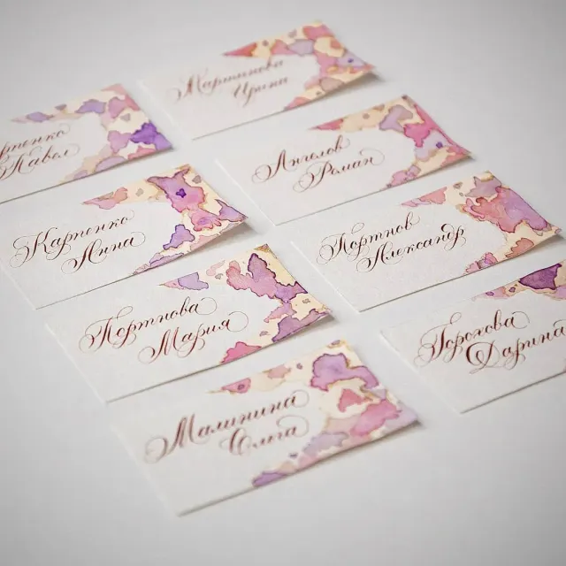 Карточки рассадки - это полезные помощники в организации торжественного мероприятия. 
Именно по этим указателям гости находят свое место за столом, а красивое изделие может служить и красивым сувениром.

С удовольствием помогу вам в оформлении вашего торжества. 
На фото карточки полностью ручной работы.

Стоимость от 30 грн

#карточкирассадки #карточкикаллиграфия #карточкирассадкигостей #свадебнаякаллиграфия #свадьбаодесса #weddingcard #wedding