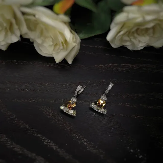 Нежные и красивые сережки с подвесками Swarovski.
🌹в наличии
🍀 Подвески Swarovski, lux фурнитура
🌷Длина 2-2.5 см
☘️0982134393
#украшенияназаказ #украшениянавыпускной #украшениядляневесты #украшениянасвадьбу #украшенияручнойработы #серьгиручнойработы #серьгисваровски #свадебныеукрашения #свадьба #handmadegifts #handmadejewelry #handemadeearrings #handmade #olgamoshandmade