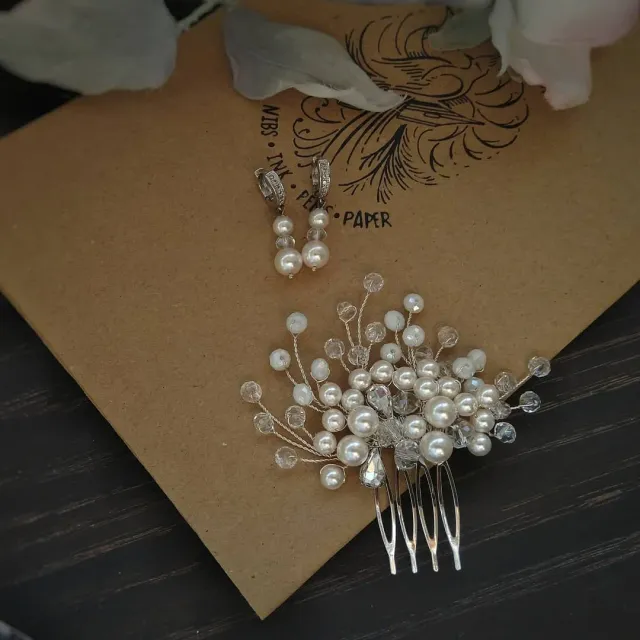 Bridal set from Swarovski Pearl beads 🌹In stock
🌼 Swarovski Pearl beads, Czech crystal and white beads, rhinestones
🌷 Length - 6 cm
🌺 World wide delivery, +380982134393
#украшениявприческуневесты #украшенияукраина #украшенияназаказ #украшениянасвадьбу #свадебныйгребеньвприческу #свадьба2019 #свадебныеукрашения #свадьбаодесса2019 #bridalaccessory #bridalcomb #bride #weddingcomb #weddigjewelry #weddingearrings #wedding