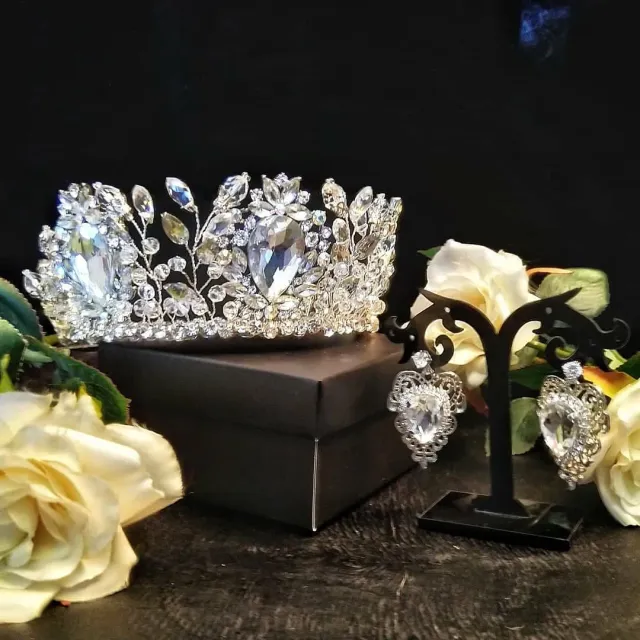 Королевский комплект для невесты #украшенияназаказ #украшениянавыпускной #украшениядляневесты #украшениянасвадьбу #свадебныеукрашения #вечерниеукрашения #коронадляневесты #диадемадляневесты #свадебныесерьги #handmadejewelry #handmadecrown #handmade #handmade #olgamoshandmade