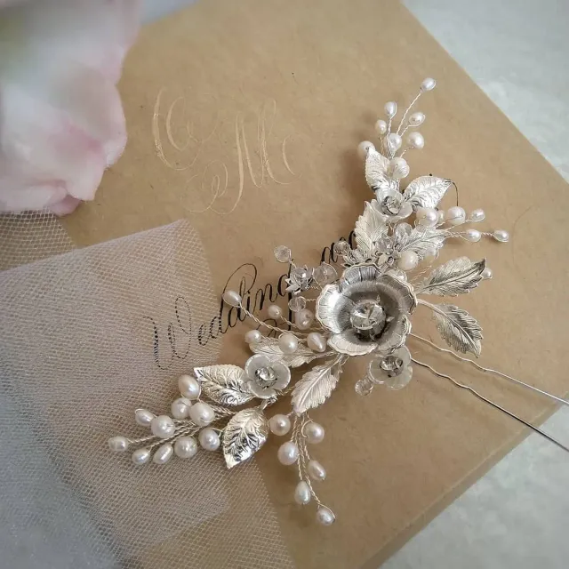 Small hair pin with natural pearl already in stock.
🌹Lux metal accessories, natural pearls
🌼 15 cm(6 inch)
🌷 ±380982134393
#bridalhairpeace #bridalhairvine #bridalpin #bridalhairpins👰 #pearlhairpin #weddinghairpins #wedding #свадебныеукрашения #свадебнаяветочкадляволос #свадебныешпильки #свадьбаодесса