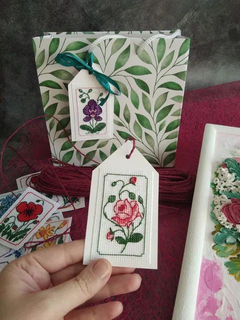I love using gift tags when wrapping gifts for friends and family ♥
I think this is a unique addition: a tag, a card and a bookmark ☺