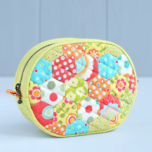 This adorable zipper pouch (made with English paper piecing) is the perfect project when you crave that "I finished something!" feeling without committing to a giant quilt. :) Want to make your own? Grab the sewing pattern in my store!