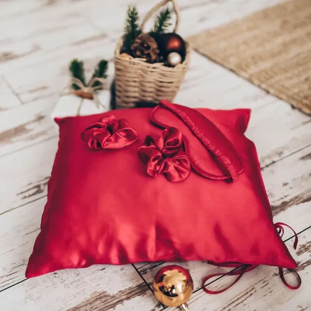 Why is silk good for our hair? Sleeping on a pillow covered with silk allows hair to glide over the surface and thus reduces problems such as split ends or tangled strands. Besides, silk is also helpful in keeping hair in good condition. Additionally, it gives your hair a silk shine.🥰

Christmas tree gifts for your loved ones:
We are waiting for your orders 😍.

#Silkhundred #Silk #Silkrubberhairs #Silk pillowcase #Silkpillowcase #Presents #Silk