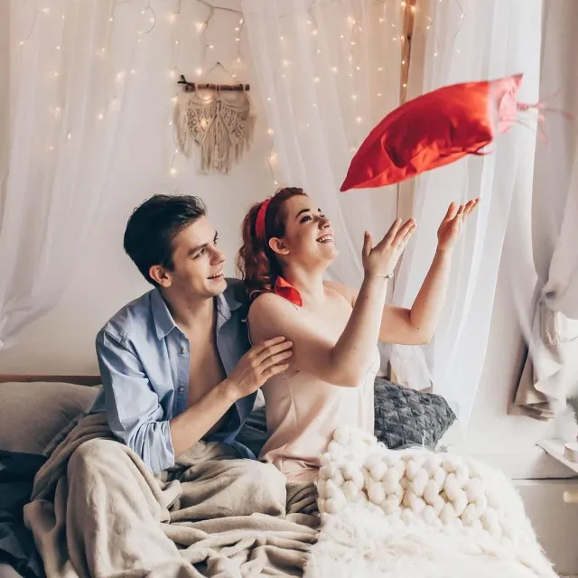 How to get the day off to a good start? ☀️ Of course with a good night's sleep, and believe us, with a duet like a silk pillow and a morning band, the morning immediately becomes more pleasant 🙆🏻 Gifts under the Christmas tree for your loved ones:

SET I - https://www.etsy.com/pl/listing/916295935/
SET II - https://www.etsy.com/pl/listing/916306501/

We are waiting for orders from 😍.

The available colors of silk covers can be found on our Facebook 😍.

#Silkhundred #Silk #Silkrubberhairs #Silk pillowcase #Silkpillowcase #Presents #Silk