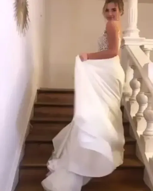 Here's how our wedding dress from the 2020 collection Blanka looks in motion! 🥰 Isn't it phenomenal? 😍
---
Handmade wedding dresses and evening dresses. Buy dress or make custom order on our Etsy shop - link in bio
---
#weddingdress #bridaldress #bridalfashion #empirebride #empiredress #empiredresses #bridetobe #wedding #weddingdresses #bride2020 #2020wedding #engagement #isaidyes #bridalinspirations #weddingdesigner #weddinghair