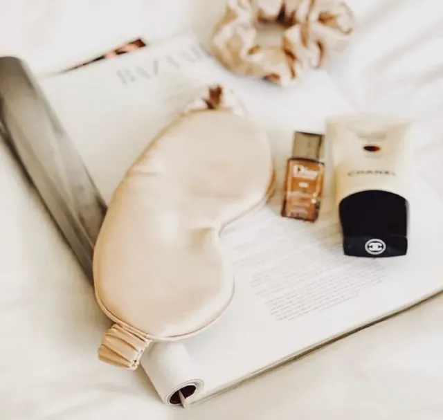 Way to wake up in the morning on Monday with skin and hair well cared for? 🥰 how can you achieve this? Put on an eye mask and hair eraser made of natural silk to sleep! 🌸 

SET I - https://www.etsy.com/pl/listing/916295935/
SET II - https://www.etsy.com/pl/listing/916306501/

We are waiting for orders from 😍.

The available colors of silk covers can be found on our Facebook 😍.

#Silkhundred #Silk #Silkrubberhairs #Silk pillowcase #Silkpillowcase #Presents #Silk