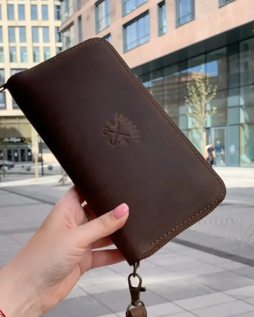 LONG WALLET for man👌🏻
⠀
- Large compartment for coins
- Two compartments for banknotes
- 2 Large compartments for documents and phone
- Removable hand strap for greater convenience
⠀
Length 21.5cm  Width 12cm