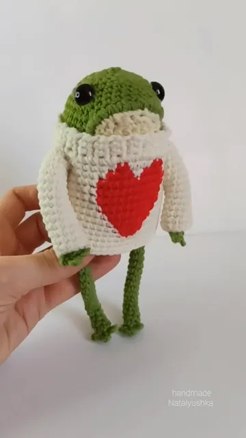 Frog in love in a sweater.

Height: 6" (16 cm).

#handmadefrog #froginasweater #toyfrog #froginlove
#toadtoy #crochetfrog #movabletoy #greentoad