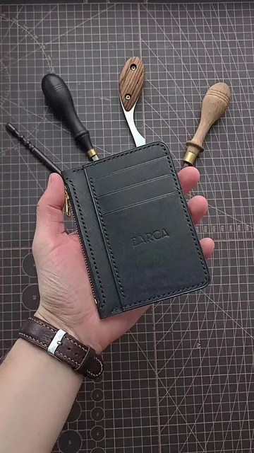 Hello, friends!)) PDF Pattern mini zipper wallet. 

Video Tutorial: https://youtu.be/oBOYaCMYP1k?si=tOuMN9EvJTyx9CGr

#barcaPATTERN #leathergoods #zipperwallet
#leatherpdfpattern #miniwallet #cardholder #leatherwallet #pdfpattern