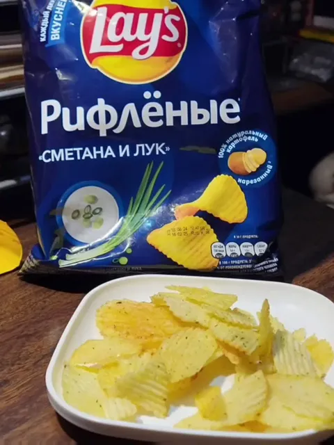 Chips "Lay's" 10X with the taste of sour cream and onions 7,9oz (79 oz)