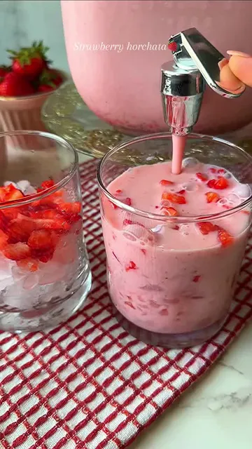 Strawberry horchata , my favorite summer drink it’s so delicious, creamy and easy to make
