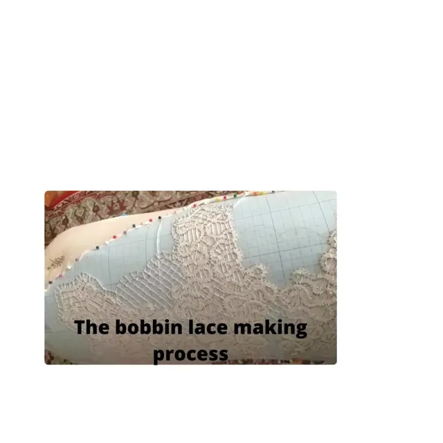 The process of lace-making on bolero bobbins in the Italian style. イタリア風のボレロボビンのレース作りのプロセス。