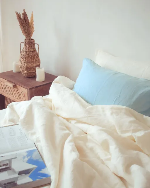 Enjoy our “Ivory x Sky” blue color mix! Soft and Serene.

We are going to introduce you a lot of our color combinations. We have about 70 different colors available now, so we do have what to show you actually! 🕊
⠀
I hope we will be able to describe it, but the colors that are so beautiful  itself become way more beautiful in combinations! 
⠀
#bedlinen #cozybedding #ecolinen