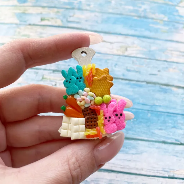 Introducing a new Easter themed board! You can make it a magnet, a brooch, a keychain, or put it on the table in a doll house!