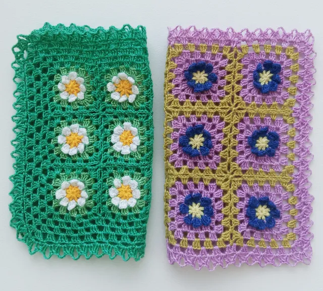 Miniature blankets with white or blue flowers