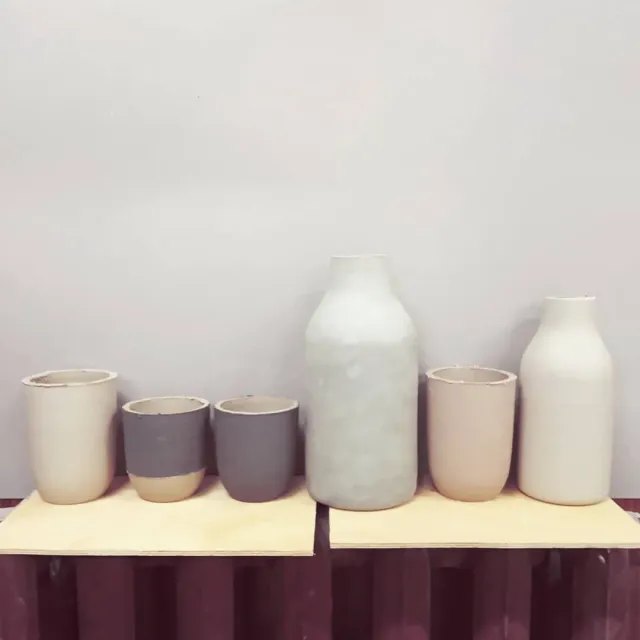 Пробуем черные чашку и релизим новую бутылочку с высоким бокалом.🍶😊
К нашему сету РИТАС. Черный добавлять долго не решались, но изучая Скандинавию и все что с ней связано, увидели, что скандинавы очень часто используют черный. Так что черному даём зелёный свет. 👍

#керамическаястудия #керамика #чашка #бутылка #дизайн #цвет #ритас #скандинавскийдизайн #design #ceramic #bottle