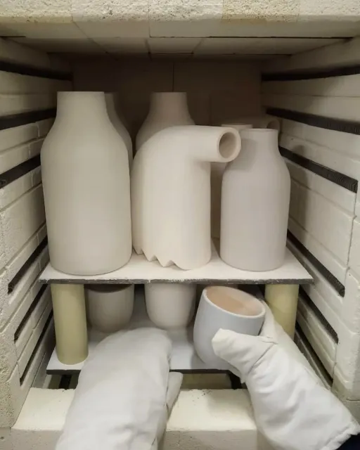 Помните как прилетаете в какую-нибудь теплую страну, открывается дверь самолёта, вы выходите и делаете первый глоток ароматного экзотического воздуха. 😊 
С обжигом так же. Ждёшь, когда же печь остынет, чтобы открыть дверь и сделать первый "вдох". ))
⠀
#керамика
#керамиканазаказ
#бутылка #декор #муфельнаяпечь #чашки #rohde #ceramics #bottle #handmade