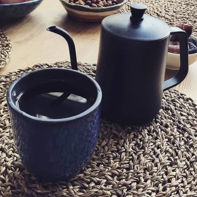 Мы, безусловно, тестируем свою посуду, кушаем из нее каши, салаты 🥗🍛, пьем из чашек чай и кофе. ☕
Но, когда мы видим нашу посуду на ваших столах.., с вашей едой, у нас просто слюньки текут от такой красоты! 🤤💦

На фото черно-синий сет из каменной керамики.

#посуданазаказ #посуда #посудадлядома #чашка #кофейнаячашка #сервировкастола #посудадляресторанов #cup #dishes #tableware