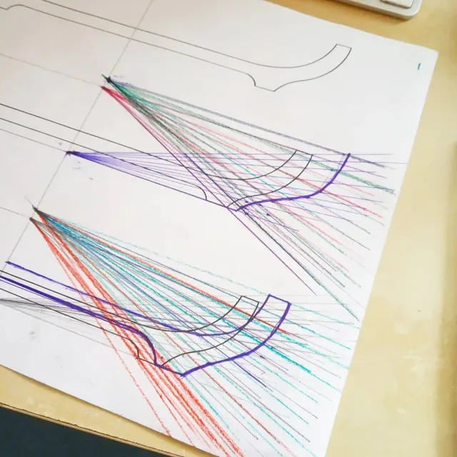 В проектировании посуды без чертежей не обойтись. Причем, процесс делится на несколько этапов: скетч для поиска формы и общей концепции сета, чистовой чертеж и рассчет усадки - который как раз на фото. 😊✍️ #посуданазаказ #посудадляресторанов #посудадлядома #посудалюкс #посуда #посудадлякафе #усадка #керамика #ware #dish #назаказ #тарелкидляресторана #электросталь #чертеж #дизайн #workinprogress