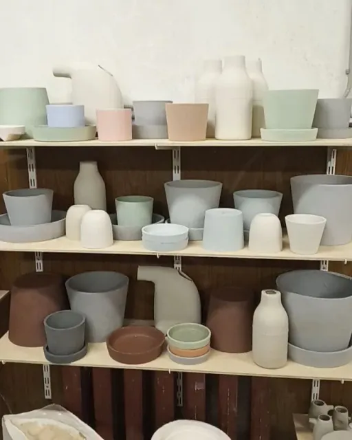 Интересно заглянуть в будущее? Которое наступит через пару дней 🙂 Изделия досохнут, мы их оправим и обожжем.🔥 Создавайте будущее прямо сейчас: ставляйте заказы на ваше ближайшее красивое будущее. 🤗👍

#горшки #горшкиназаказ #горшкидляцветов #цветочныегоршки #посуда #посуданазаказ #керамика #мастерскаякерамики #будущее