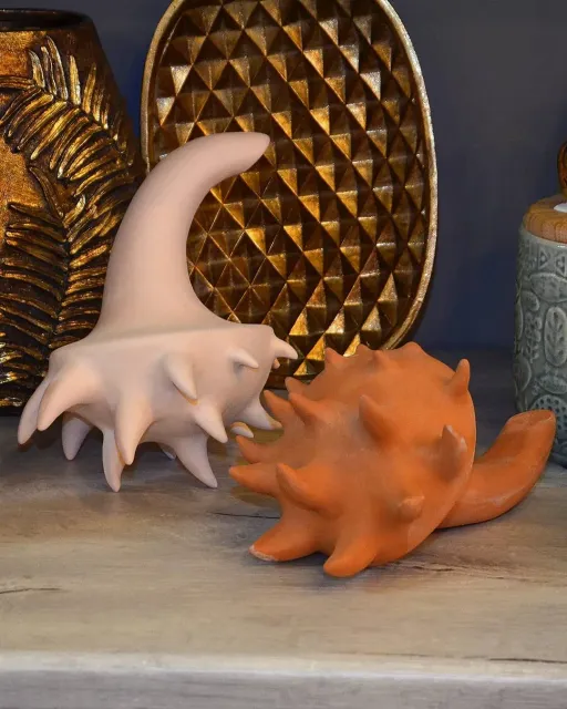 Интерьерная коллекция небывалых плодов вселенной JUNGLE1.🌸 Керамика. 
Продается. Подберём цвет.
Дизайнерам интерьеров предоставляем предметы из коллекции для фотосъёмок бесплатно, при условии упоминания аккаунта. 👋 
Спасибо за предоставленное пространство для фотосессии салон цветов "Николь" @nikolflowers_elektrostal 💚 
#ceramics #ceramicsdesign #декор #украшениеинтерьера #homedecor #предметы #sambuldashadesign #jungle #newcollection #decorobjects #handmade #design #carambola #дизайнеринтерьера #стильныйинтерьер #дизайнгостинной #деталиинтерьера