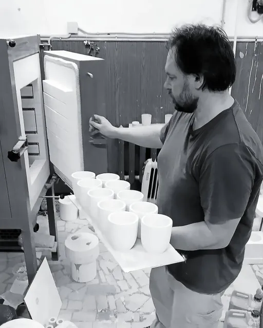 Новая партия чашек done. На фото половина партии 😆 Очень хочется сказать, похвалиться, что наш скандинавский сет РИТАС разрабатывался больше двух месяцев и больше половины времени ушло просто на поиск материала и оттенков цветов. Также мы заново создали форму. Но с каким теперь наслаждением и гордостью, а главное уверенностью мы запускаем партию в продакшен. Уверены в каждой чашечке, в каждом цвете и линии. Это отдельный кайф. 😊 
#керамика #ceramic #rohde #керамическаястудия #посуданазаказ #посудадляресторанов #чашки  #кофейнаячашка