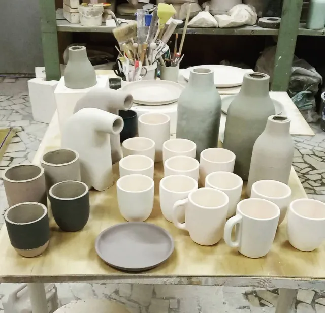 Приближаемся к идилии нашего скандинавского сета. И сколько ещё работы впереди. :)) Все продается: бутылки большая и малая, тарелки, чашки, кружки, бокалы и даже лейка серии SATO. Покупайте, поддерживайте нас.❤️
Готовимся к обжигам и новой фотосессии. 
#керамика #керамическаяпосуда #чашка #дизайн #дизайнпосуды #ceramic #dishes #stoneware #design