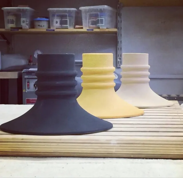 Одним из первых наших промышленных дизайн-проектов в 2016 году был проект "Гараж", это плафоны для ретро-ламп Эдисона. Сегодня мы готовы делать такие же проекты. Разработаем для вас плафоны: для кухни, комнат, обеденного зала, гаража, офиса.
#лампыэдисона #лампы #промышленныйдизайн #керамика #эксклюзив #дизайнинтерьера #интерьерквартиры #интерьердома #плафоныназаказ #абажюр #дизайнсвета