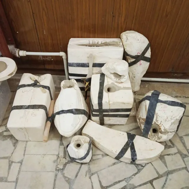 Настоящие подарки у нас выглядят так. 😄 Самое приятное когда работа над формами закончена и мы начинаем лить. 👻 Буквально за пару часов из-под канистры дизайнера появляется несколько новых предметов. 🌸☘️🌵 #декор #производство #керамика #дизайн #литье #production #workinprogress #slipcasting #шликер