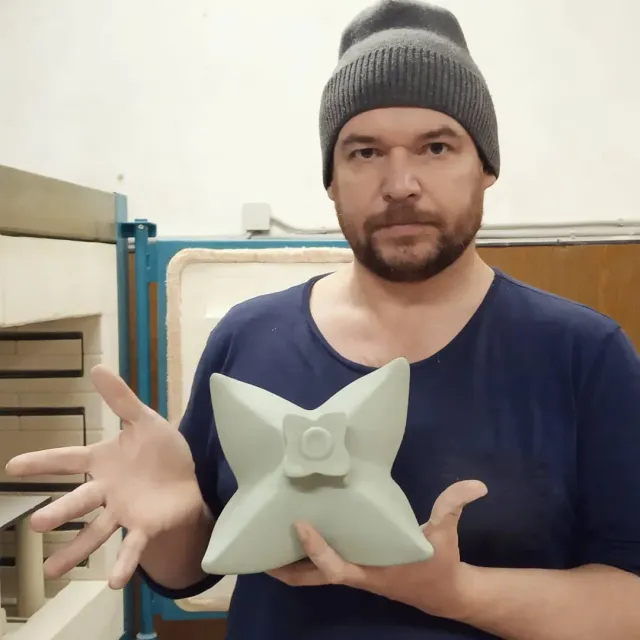 Цветок Ackee из коллекции JUNGLE ONE оказался универсальным для любого цвета, в отличие от других плодов. Какой бы цвет ни взяли, любой приклеивается к Аки. 😀🌸 #ackee #jungleone #flower #ceramics #result #decor #decorobject #декор #керамика #цветок #керамическаямастерская #электросталь #sambuldashadesign