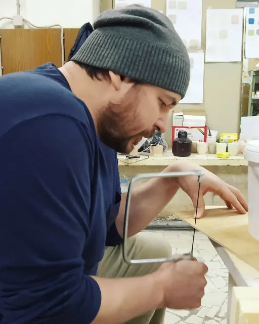 Лобзик - во главе промышленного дизайна 
Нарисовал линию - молодец. Но реальная линия изделия, которая отразится в многотысячном тираже, делается лобзиком. И тут главное не уйти в сторону 😂

#производство #промышленныйдизайн #sambul #лобзик #моделирование