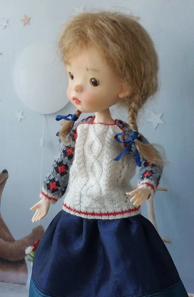 Dolls that are now very popular are articulated dolls on the OB22\body. I look at Landudu's completed creations and realize that I would wear almost all of them myself.

I was asked: "How old is your doll?" I thought for a while and realized . This doll is a young girl who experiments with different looks and outfits, even trying on wigs. She is looking for her own unique style, trying to be both an adult and a child.

In this set, she is a mature young woman, slim and fashionable.