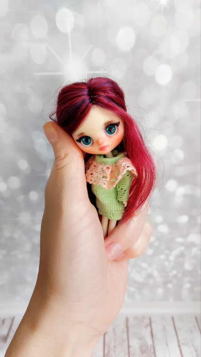 Blythe 4.3 inch (11cm) miniature doll. Natural hair, neck joint, unique make-up, high quality.