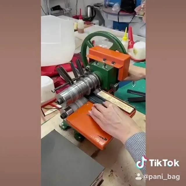 Немного весёлости при пошиве сумок не помешает😉 А тем более с треком, который едет на евровидение!
А я к своему стыду даже группу эту не знала, зато теперь, как только этих ребят слышу, все конечности в унисон трястись начинают🤣 Мои любимые песни это когда и петь(читать как орать) во всё горло можно и танцАвать💃🕺 Вот они как раз и попали под мой вкус😉 А вы какие песни предпочитаете? Или у меня тут все серьёзные сидят с классикой?😎