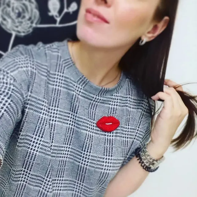 Ещё один фотоотзыв от любимой клиентки
#брошьгубы #брошьизбисера #губы #бисер #назаказ #украшенияручнойработы #украшения #наподарочек #фотоотзыв #аксессуарыручнойработы #аксессуары #авторскиеброши #дизайнерскиеукрашения #дизайнерскиеброши #заказ #наподарок #броширучнойработы #краснодар #ручнаяработа #сделанослюбовью❤️
