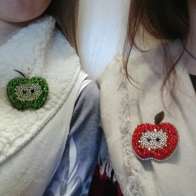 Фотоотзыв от моей любимой постоянной клиентки. Спасибочки!!! #брошьизбисера #яблокоизбисера #зеленоеяблоко🍏 #красноеяблоко🍎 #фотоотзыв #авторскиеброши #ручнаяработа #сделанослюбовью❤️