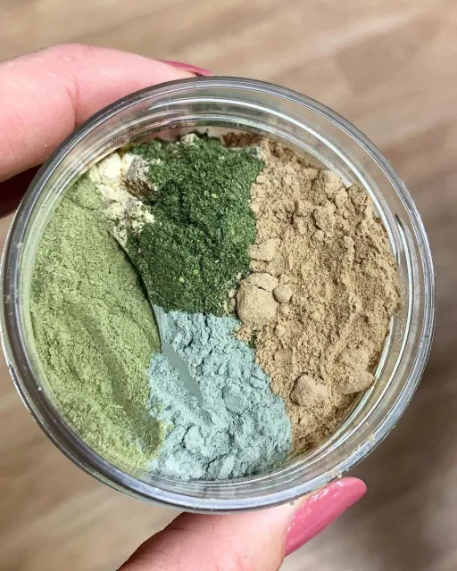 Убтан🌿 Что это?!
Это уникальное средство для очищения лица, тела и волос! 3 в 1, даже больше. Ещё это прекрасный скраб, пилинг, мыло, маска...
.
В состав моего убтана входит 12 различных растений и глин, которые бережно очистят вашу кожу и волосы🌸
Это и мальва, которая прекрасно увлажняет и регенерирует кожу, придаёт волосам блеск и объём.
Крапива, которая стимулирует рост волос, улучшает микроциркуляцию и омолаживает кожу.
Ещё в составе есть тончайшая зелёная глина, которая нежно очищает кожу, поглощая избытки себума.
.
Уникально средство с супер-составом!
.
В наличии!
.
#натуральнаякосметика #solumnatura_длявсего #убтан #аюрведическийпорошок