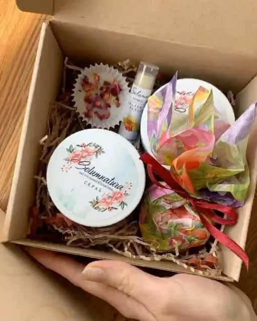 Набор, собранный с любовью❤️ 🍓Клубничный скраб для тела на взбитом масле ши
🍋Увлажняющее крем-молочко для тела с ароматом малины и лайма 🌹Твёрдый шампунь с порошком розы и инулином 🍍Фруктовый бальзам для губ
🌸 Пралине для тела с маслом миндаля и ароматом иланг-иланга

Радуйте своих близких приятными и полезными подарками🤗

Соберу подарок на ваш вкус!
Больше наборов по тегу #solumnatura_наборы .
.
.
#натуральнаякосметика #органическаякосметика #безпарабенов #длятела #solumnatura_длятела #solumnatura_длявсего #наборкосметики #бьютибокс #solumnatura_наборы