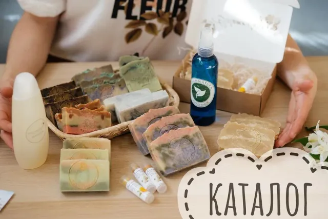 🌺Каталог косметики🌺

Хочется сделать очень удобный каталог с описанием продукции, вашими отзывами, красивыми фото...
И вот этот перфекционист, живущий во мне, очень тормозит весь процесс🙈

Поэтому напишу кратко ассортимент, с головы до ног:
Для волос
- маска, бальзам, кондиционер
- шампунь, твёрдый шампунь
- спрей для легкого расчесывания
- масло для кончиков волос
Для лица
- подбор ухода по типу кожи и потребностям
- крем, сыворотка, маска, скраб, пилинг, пенка, гидрофильное масло для умывания, лосьон, тоник
- средство для укрепления и роста бровей и ресниц
- дневные, ночные, солнцезащитные средства
- бальзамы для губ
Для шеи и декольте
- укрепляющие, подтягивающие средства
Для тела и рук
- крем, молочко, мусс, масло
- скраб, гель
- дезодорант
- зубная паста
Для ног
- крем для мягкости пяточек
- от усталости, варикоза
Детская косметика
- мыло, шампунь, пена, гель
- крем, бальзам для губ
- средства от дерматита и раздражений 
Для мужчин
- средства для умывания, дезодорант, зубная паста, масло для бороды
- крем для лица, рук, тела, после бритья
- мыло, шампунь, гель
Для беременных
- средства для груди и тела
Лечебная косметика
- при куперозе, варикозе, дерматите
- перхоть и выпадение волос
- мышечные боли
- кожные высыпания различного происхождения
- пигментация
- шрамы, растяжки
Мыло (отдельная огромная глава)

Пока это все, что вспомнила.
Надеюсь, потом добавлю забытое.

Актуальные теги:
#solumnatura_длягуб 
#solumnatura_длярук 
#solumnatura_длялица 
#solumnatura_длятела 
#solumnatura_дляног 
#solumnatura_дляволос 
#solumnatura_длядетей 
#solumnatura_длявсего 
#solumnatura_soap 
#solumnatura_spf 
#solumnatura_очищение 
#solumnatura_каталог
#solumnatura_наборы