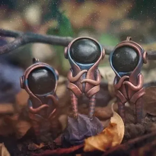 Бродяги постапокалиптического мира, блуждающие в развалинах, ищущие. 
С кислородным баллоном, с рюкзаком на спине бродят они среди руин погибшего города, в поисках необходимых предметов для выживания. 
Полимерная глина, пастель, металлические порошки, акрил, лак. 
Рост около 4 см.
.
#полимернаяглина #постапокалипсис