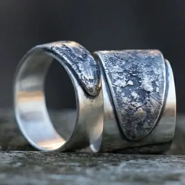 Серебряное кольцо, двойное. Половина кольца - гладкая, другая - фактура, нахлестом наползающая на гладкую часть. 
Широкое и тонкое вариации.
.
Silver ring, double. Half of the ring is smooth, the other is invoice, overlapping the smooth part. 
Wide and subtle variations.
...
#серебряноекольцо #текстуры #грубоекольцо #широкоекольцо 
#текстурноекольцо #texture #texturing #ringgirl #ring #silverring #handmadering #autentic #ringmen #gift #giftring